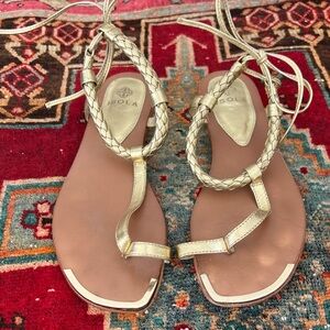 Isola Adena sz 8.5 Strappy Flat Thong Sandals Metallic Gold Grecian Toga Greece